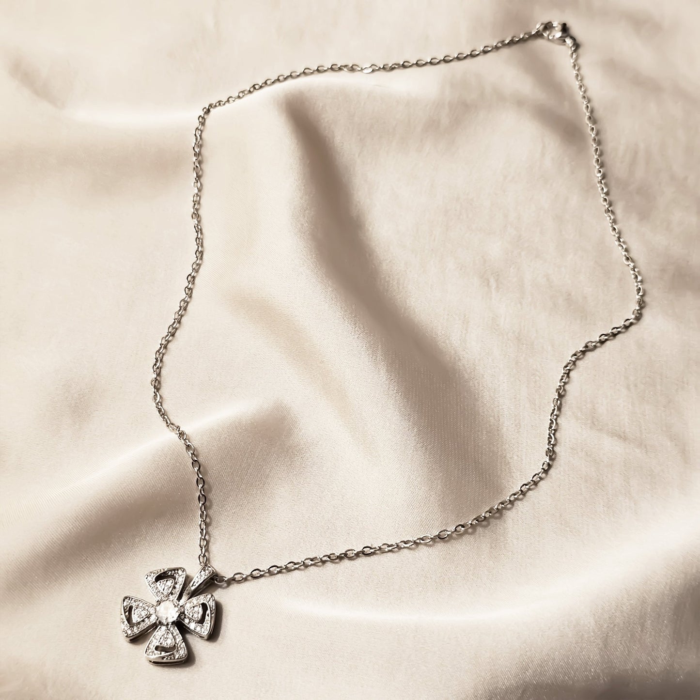 Vintage Floral Shaped Pendant - FAH Jewelry