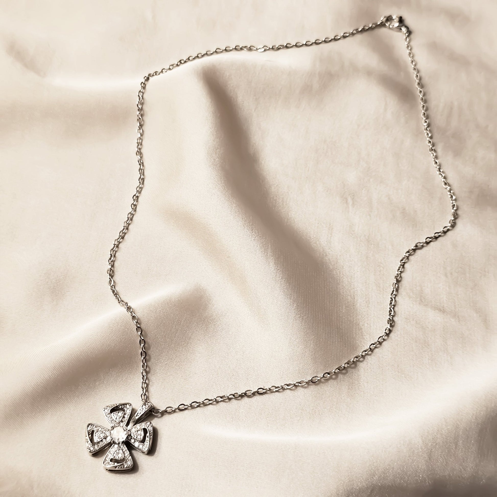 Vintage Floral Shaped Pendant - FAH Jewelry