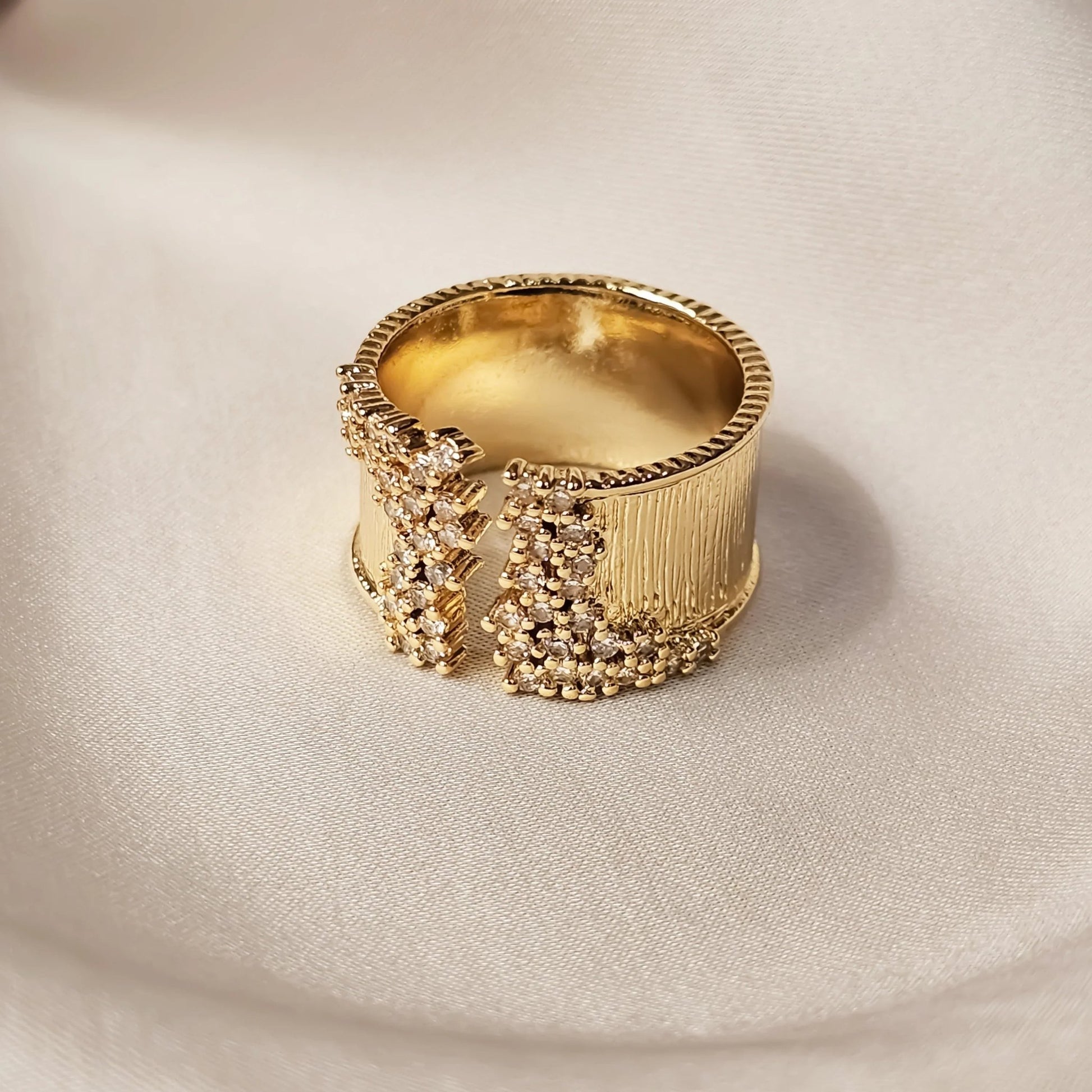 White Zircon Stone Classic Ring - FAH Jewelry